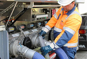 Как безопасно работать с промышленными рукавами и соединениями?